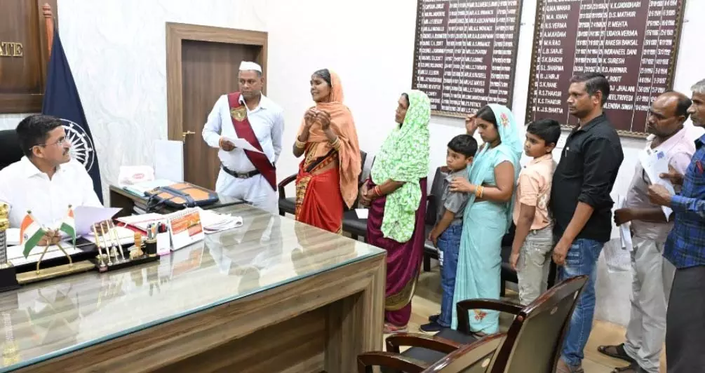 स्कूल परिसर में शराबखोरी, कलेक्टर से शिकायत स्कूल परिसर में शराबखोरी, कलेक्टर से शिकायत
