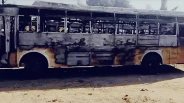 Singrauli: बस स्टैंड पर भीषण आग से दो बस खाक, एक की मौत Singrauli: बस स्टैंड पर भीषण आग से दो बस खाक, एक की मौत