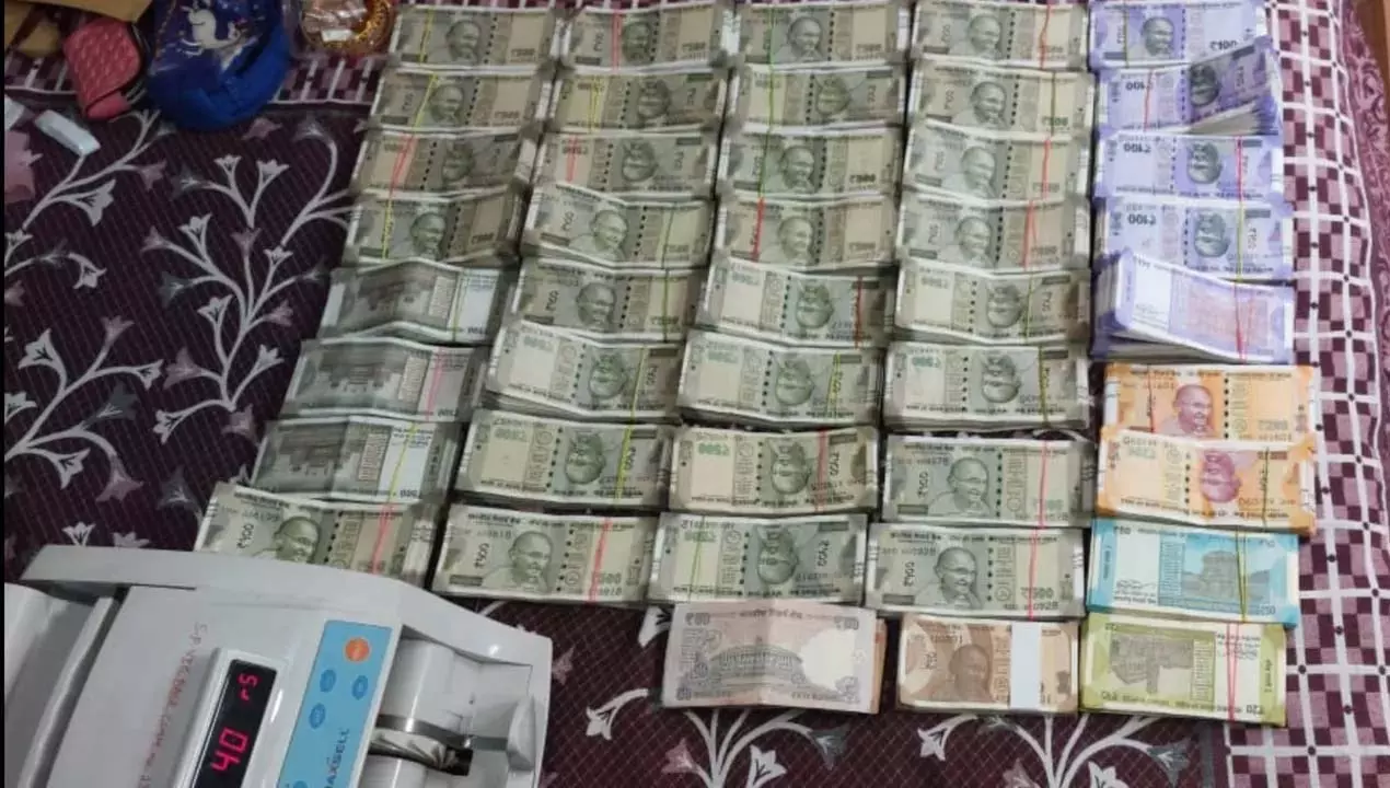 Odisha : नगर पालिका के कार्यकारी अधिकारी पर निगरानी, भुवनेश्वर स्थित फ्लैट से 17 लाख नकद बरामद Odisha : नगर पालिका के कार्यकारी अधिकारी पर निगरानी, भुवनेश्वर स्थित फ्लैट से 17 लाख नकद बरामद