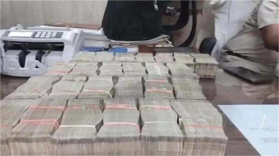 Haryana : ब्रेज़ा कार में मिले 1.5 करोड़ रुपये कैश, जांच में जुटी पुलिस Haryana : ब्रेज़ा कार में मिले 1.5 करोड़ रुपये कैश, जांच में जुटी पुलिस