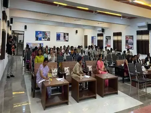 पति की ये कैसी मानसिकता, बेटी होने पर पत्नी को घर से किया बेदखल पति की ये कैसी मानसिकता, बेटी होने पर पत्नी को घर से किया बेदखल