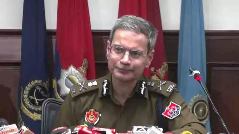 इसे सेना बनाम पुलिस का मुद्दा न बनाएं: DGP इसे सेना बनाम पुलिस का मुद्दा न बनाएं: DGP