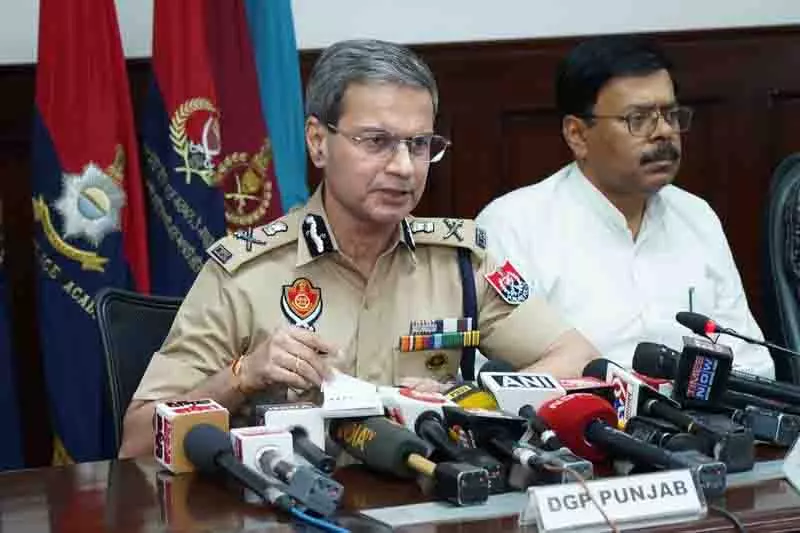 Pakistan समर्थित नार्को-आतंकवाद हवाला रैकेट का भंडाफोड़, 11 गिरफ्तार Pakistan समर्थित नार्को-आतंकवाद हवाला रैकेट का भंडाफोड़, 11 गिरफ्तार