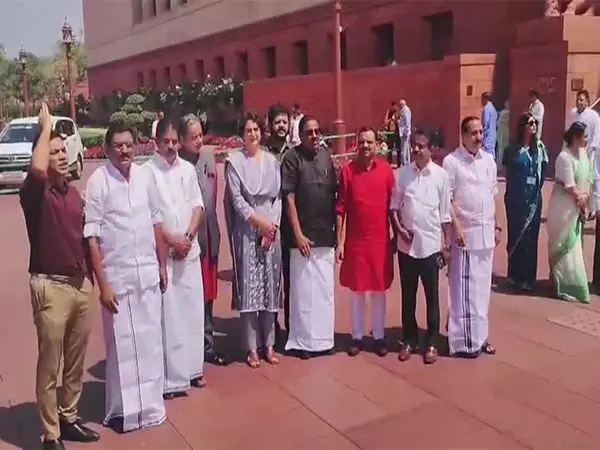 Kerala के सांसदों ने मनरेगा मुद्दे पर संसद के बाहर प्रदर्शन किया Kerala के सांसदों ने मनरेगा मुद्दे पर संसद के बाहर प्रदर्शन किया