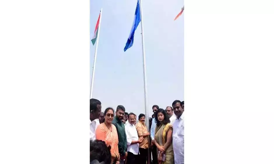 Andhra: दुर्गेश ने रुशिकोंडा बीच पर नीला झंडा फहराया Andhra: दुर्गेश ने रुशिकोंडा बीच पर नीला झंडा फहराया