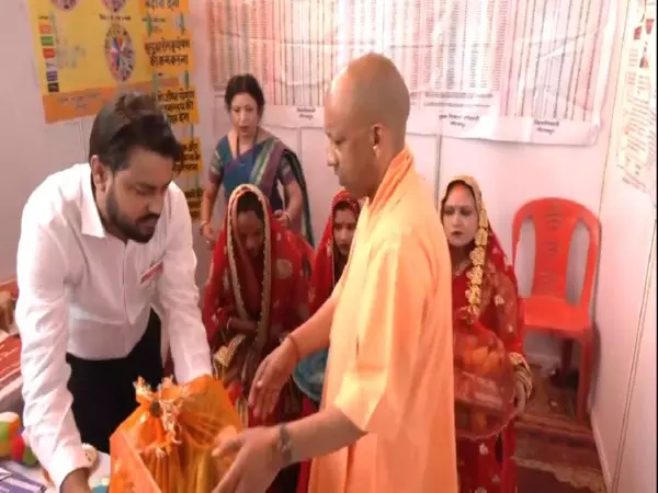 CM Yogi ने UP सरकार की जन कल्याणकारी योजनाओं पर आधारित प्रदर्शनी का उद्घाटन किया CM Yogi ने UP सरकार की जन कल्याणकारी योजनाओं पर आधारित प्रदर्शनी का उद्घाटन किया