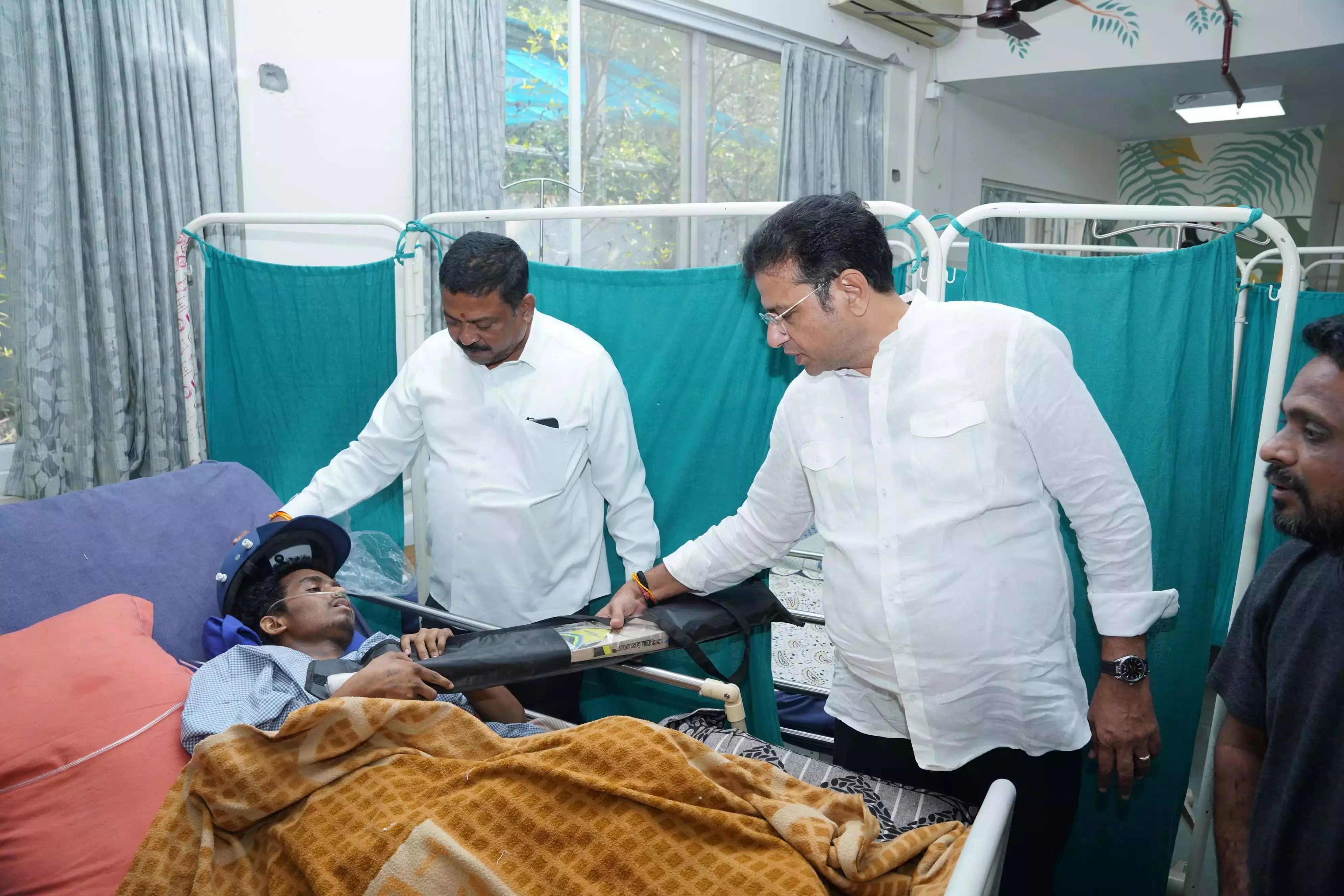 IT मंत्री श्रीधर बाबू ने कैंसर मरीज की इच्छा पूरी करते हुए उसे क्रिकेट किट भेंट की IT मंत्री श्रीधर बाबू ने कैंसर मरीज की इच्छा पूरी करते हुए उसे क्रिकेट किट भेंट की