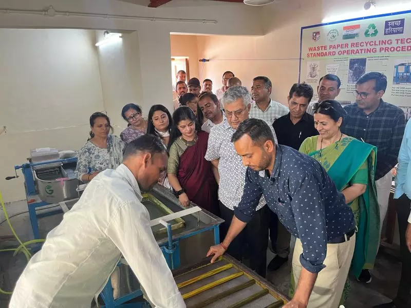 Haryana : पेपर रिसाइकिलिंग प्लांट के साथ, दयाल सिंह कॉलेज स्थिरता की राह पर आगे Haryana : पेपर रिसाइकिलिंग प्लांट के साथ, दयाल सिंह कॉलेज स्थिरता की राह पर आगे
