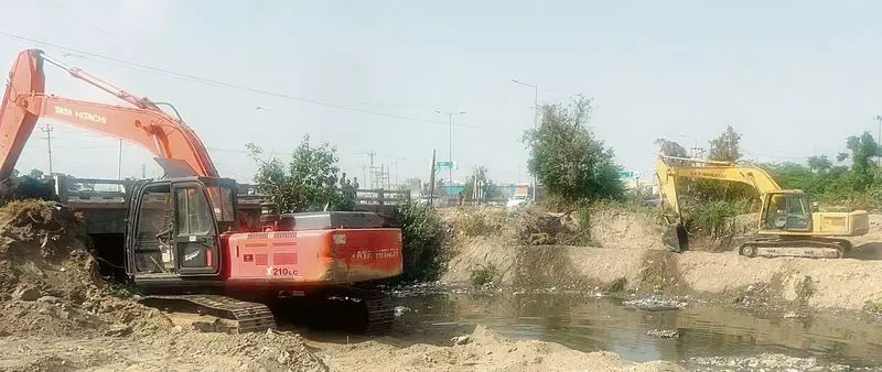 Haryana : कमिश्नर ने इंजीनियरिंग विंग को मानसून से पहले करनाल में सभी नालों की सफाई करने को कहा Haryana : कमिश्नर ने इंजीनियरिंग विंग को मानसून से पहले करनाल में सभी नालों की सफाई करने को कहा