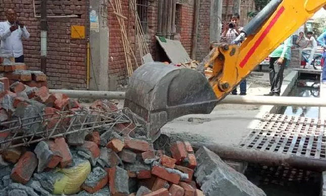 Vasundhara: निर्माण खंड एक की टीम ने वसुंधरा योजना में अवैध निर्माण को ध्वस्त किया Vasundhara: निर्माण खंड एक की टीम ने वसुंधरा योजना में अवैध निर्माण को ध्वस्त किया