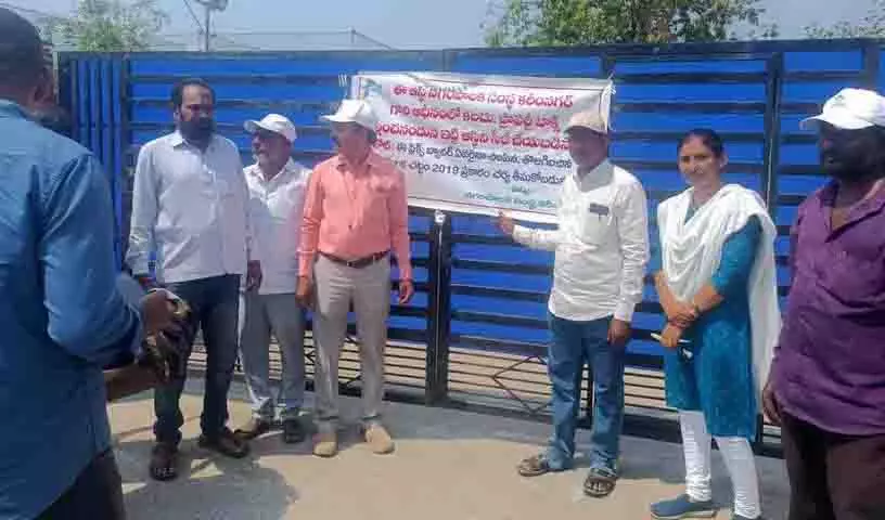 Karimnagar नगरपालिका अधिकारियों ने संपत्ति कर का भुगतान न करने वाले व्यावसायिक प्रतिष्ठानों को जब्त किया Karimnagar नगरपालिका अधिकारियों ने संपत्ति कर का भुगतान न करने वाले व्यावसायिक प्रतिष्ठानों को जब्त किया