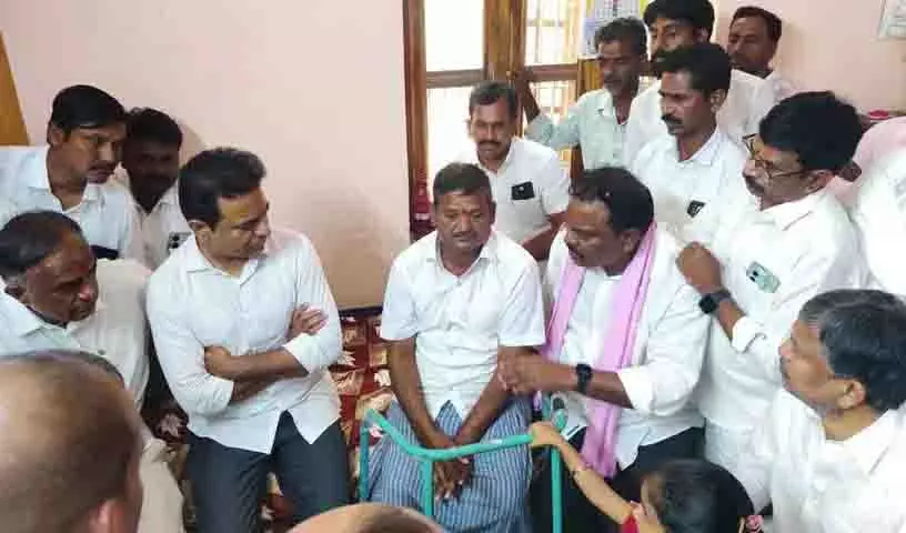 BRS में शामिल हुए पूर्व सरपंच को सिरसिला में पुलिस ने हिरासत में लिया BRS में शामिल हुए पूर्व सरपंच को सिरसिला में पुलिस ने हिरासत में लिया