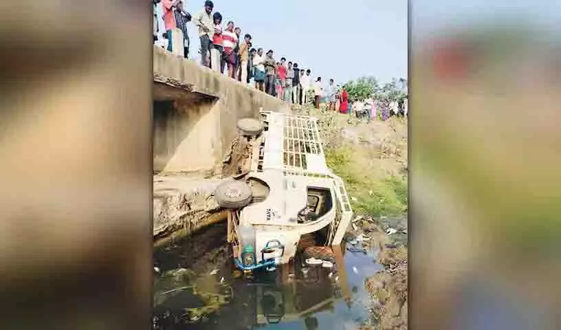 Kothagudem में एक मिनी-माल वाहन के नदी में गिरने से 15 मजदूर घायल हो गए Kothagudem में एक मिनी-माल वाहन के नदी में गिरने से 15 मजदूर घायल हो गए