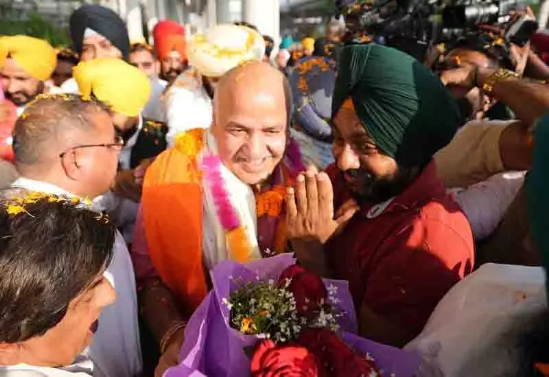 पंजाब पहुंचे आप के सिसोदिया, CM Mann से की मुलाकात, नशा मुक्त राज्य का वादा पंजाब पहुंचे आप के सिसोदिया, CM Mann से की मुलाकात, नशा मुक्त राज्य का वादा