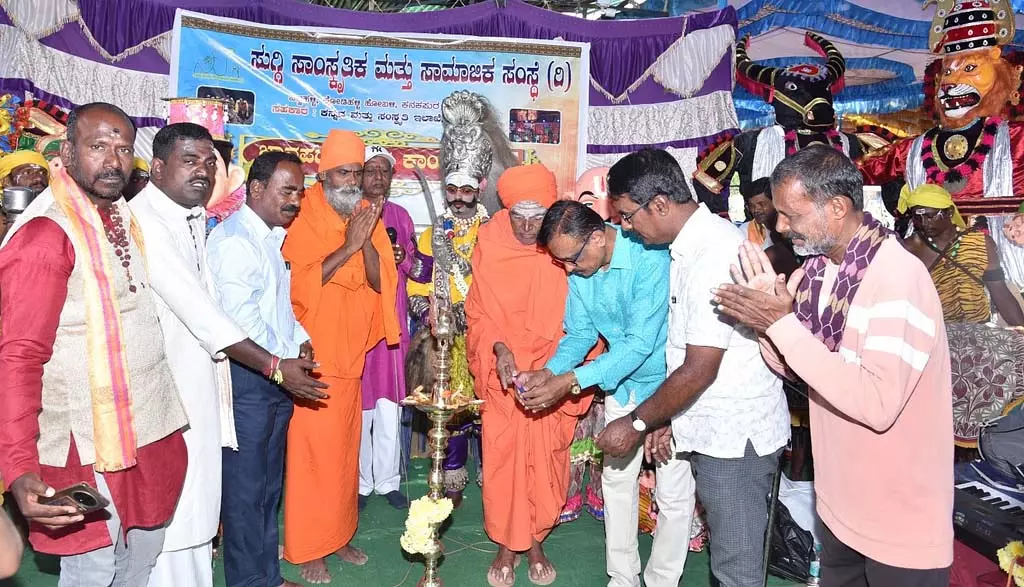Karnataka: चिक्कमुडुवाड़ी में लोक उत्सव Karnataka: चिक्कमुडुवाड़ी में लोक उत्सव