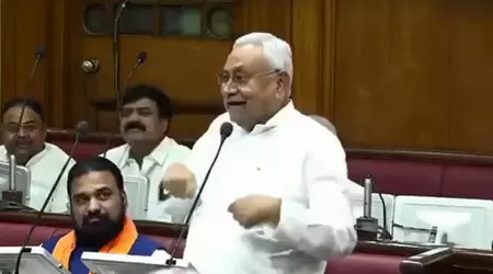 Nitish Kumar ने आरजेडी के हरे रंग की टी-शर्ट पहनकर विरोध प्रदर्शन की निंदा की Nitish Kumar ने आरजेडी के हरे रंग की टी-शर्ट पहनकर विरोध प्रदर्शन की निंदा की