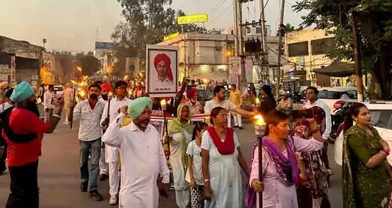 Martyrdom Day: लोक इंसाफ मंच ने फिल्लौर में निकाला मशाल मार्च Martyrdom Day: लोक इंसाफ मंच ने फिल्लौर में निकाला मशाल मार्च