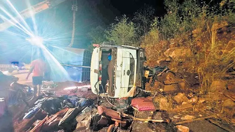 Odisha: ट्रक के सड़क किनारे चाय की दुकान से टकराने से तीन लोगों की मौत, दो घायल Odisha: ट्रक के सड़क किनारे चाय की दुकान से टकराने से तीन लोगों की मौत, दो घायल
