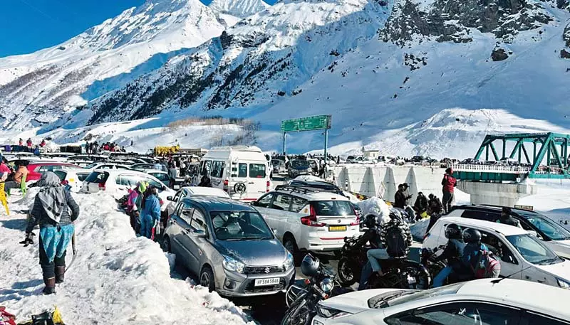 लाहुल में बर्फ के दीदार को उमड़े सैलानी, बोले, दिल खुश हो गया लाहुल में बर्फ के दीदार को उमड़े सैलानी, बोले, दिल खुश हो गया