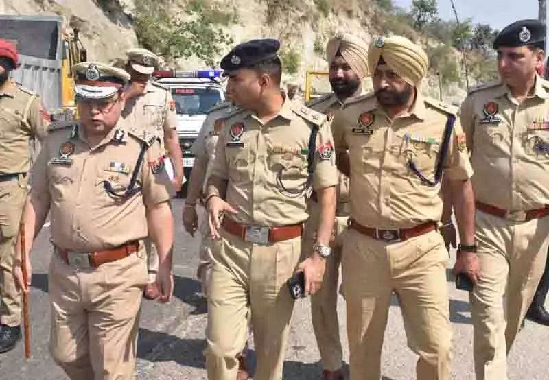 ADGP ने होशियारपुर में ‘ड्रग्स के खिलाफ युद्ध’ अभियान की प्रगति की समीक्षा की ADGP ने होशियारपुर में ‘ड्रग्स के खिलाफ युद्ध’ अभियान की प्रगति की समीक्षा की