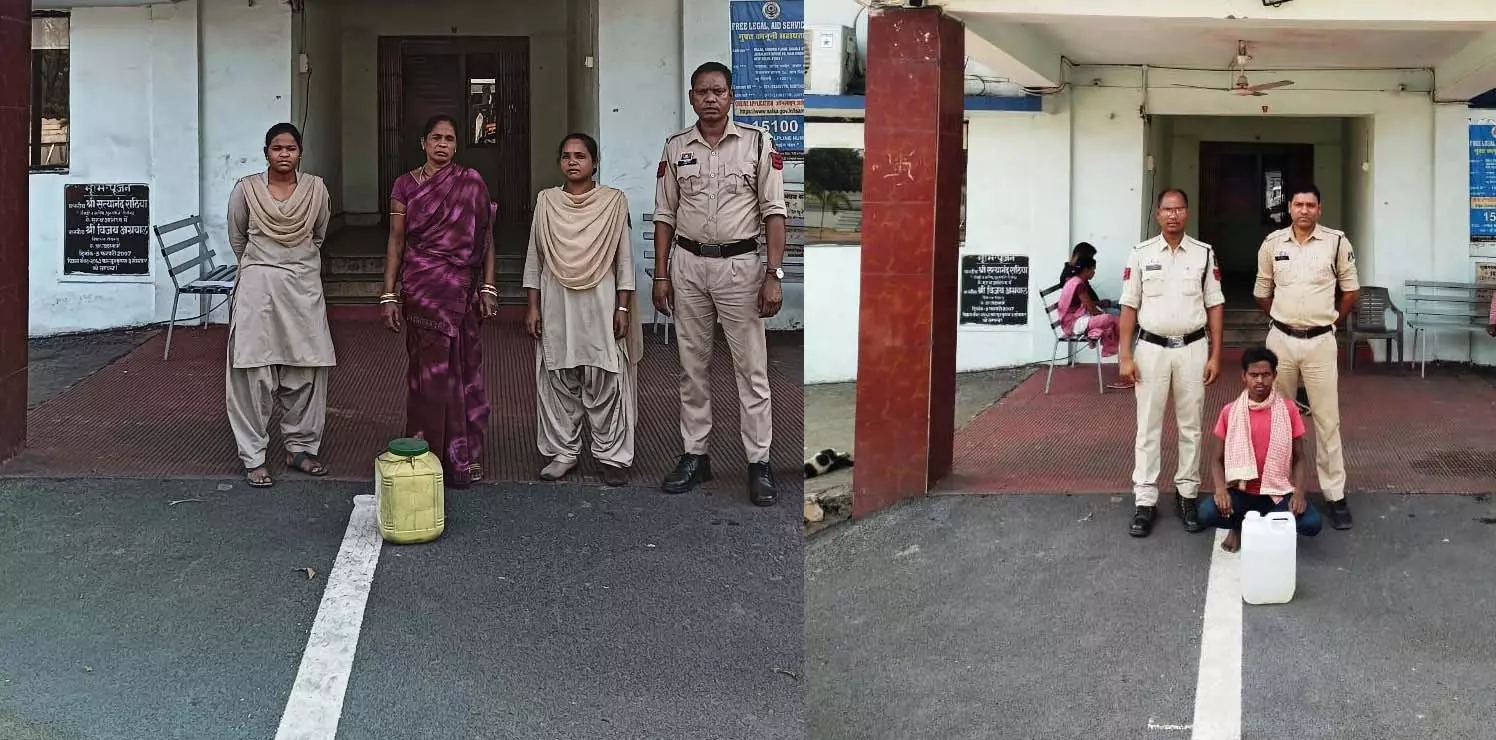 पुलिस की कार्रवाई जारी, दो आरोपियों से 17 लीटर महुआ शराब जब्त पुलिस की कार्रवाई जारी, दो आरोपियों से 17 लीटर महुआ शराब जब्त
