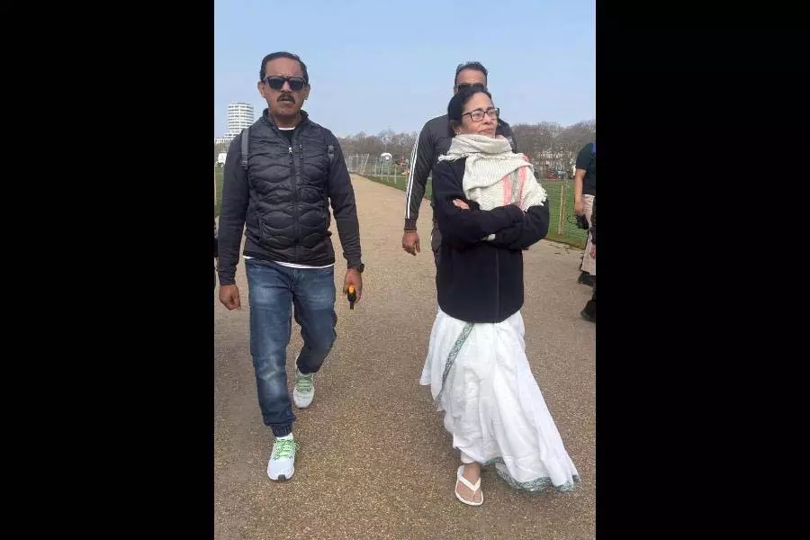Mamata Banerjee ने 5 किलोमीटर की वॉकथॉन का नेतृत्व किया Mamata Banerjee ने 5 किलोमीटर की वॉकथॉन का नेतृत्व किया