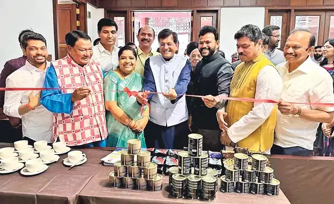 Andhra: एक क्विंटल तम्बाकू की कीमत 25 रुपए प्रति क्विंटल तक पहुंच गई Andhra: एक क्विंटल तम्बाकू की कीमत 25 रुपए प्रति क्विंटल तक पहुंच गई