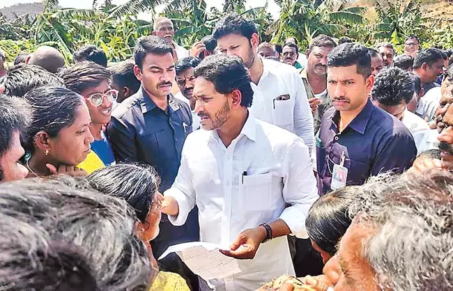 YS Jagan : नुकसान झेलने वाले हर किसान को सहायता दी जानी चाहिए YS Jagan : नुकसान झेलने वाले हर किसान को सहायता दी जानी चाहिए