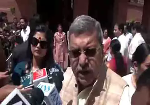 Kalyan Banerjee ने केंद्रीय मंत्री पर बंगाल के केंद्रीय कोष की अनदेखी करने का लगाया आरोप Kalyan Banerjee ने केंद्रीय मंत्री पर बंगाल के केंद्रीय कोष की अनदेखी करने का लगाया आरोप