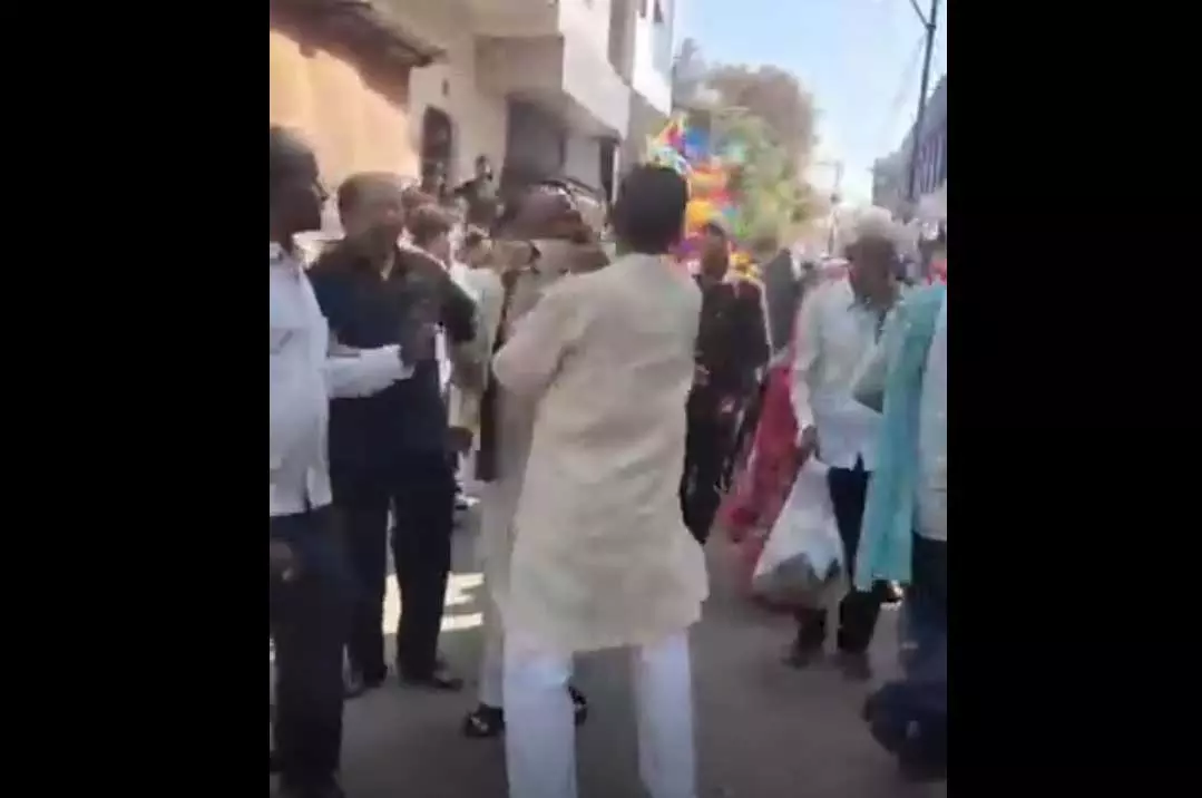 सरेआम भाजपा विधायक और पूर्व मंत्री भिड़े, वीडियो हुआ वायरल सरेआम भाजपा विधायक और पूर्व मंत्री भिड़े, वीडियो हुआ वायरल