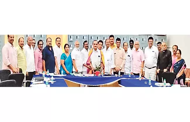 Andhra: वकीलों को मरणोपरांत मिलने वाली वित्तीय सहायता बढ़ाकर 6 लाख रुपये की गई Andhra: वकीलों को मरणोपरांत मिलने वाली वित्तीय सहायता बढ़ाकर 6 लाख रुपये की गई
