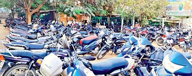 Parking charges : मल्टीप्लेक्स और मॉल में पार्किंग शुल्क का विनियमन Parking charges : मल्टीप्लेक्स और मॉल में पार्किंग शुल्क का विनियमन