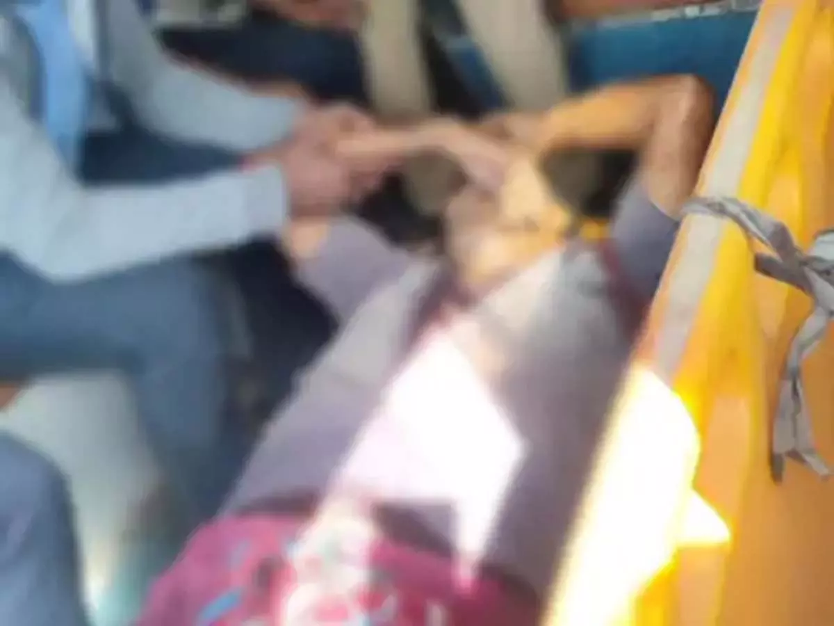 गार्ड और दंपति घायल, तेज रफ्तार ट्रेलर का कहर गार्ड और दंपति घायल, तेज रफ्तार ट्रेलर का कहर