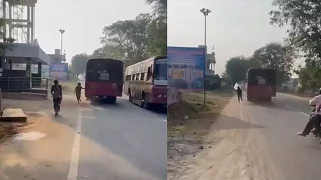 Tamil Nadu: परीक्षा देने के लिए छात्र ने बस के पीछे दौड़ लगाई; बस न रोकने पर ड्राइवर निलंबित Tamil Nadu: परीक्षा देने के लिए छात्र ने बस के पीछे दौड़ लगाई; बस न रोकने पर ड्राइवर निलंबित
