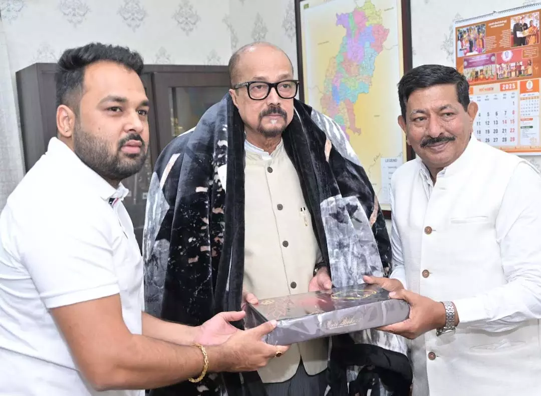 राज्यपाल डेका से शदाणी दरबार के प्रवक्ता साहित्य ने की भेंट राज्यपाल डेका से शदाणी दरबार के प्रवक्ता साहित्य ने की भेंट