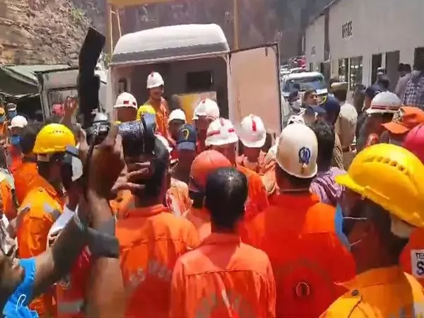 नागरकुरनूल में SLBC सुरंग से एक और शव बरामद नागरकुरनूल में SLBC सुरंग से एक और शव बरामद