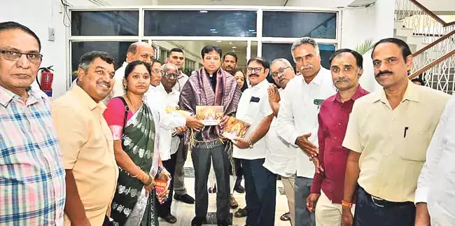 Telangana: ब्राह्मण समाज ने मंत्री श्रीधर बाबू को धन्यवाद दिया Telangana: ब्राह्मण समाज ने मंत्री श्रीधर बाबू को धन्यवाद दिया