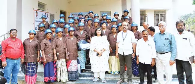 Telangana: इंदिराम्मा के घरों के निर्माण के लिए महिला राजमिस्त्री Telangana: इंदिराम्मा के घरों के निर्माण के लिए महिला राजमिस्त्री