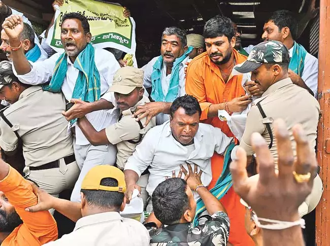 Telangana : किसानों ने विधानसभा घेरने का प्रयास किया Telangana : किसानों ने विधानसभा घेरने का प्रयास किया