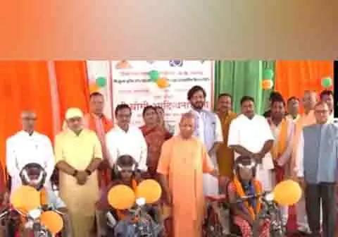 CM आदित्यनाथ ने गोरखपुर में दिव्यांगों को मोटर चालित ट्राइसाइकिल वितरित की CM आदित्यनाथ ने गोरखपुर में दिव्यांगों को मोटर चालित ट्राइसाइकिल वितरित की