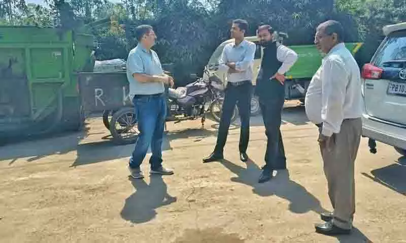 Ludhiana: संयुक्त आयुक्तों ने स्टेटिक कॉम्पैक्टर्स के कामकाज का निरीक्षण किया Ludhiana: संयुक्त आयुक्तों ने स्टेटिक कॉम्पैक्टर्स के कामकाज का निरीक्षण किया