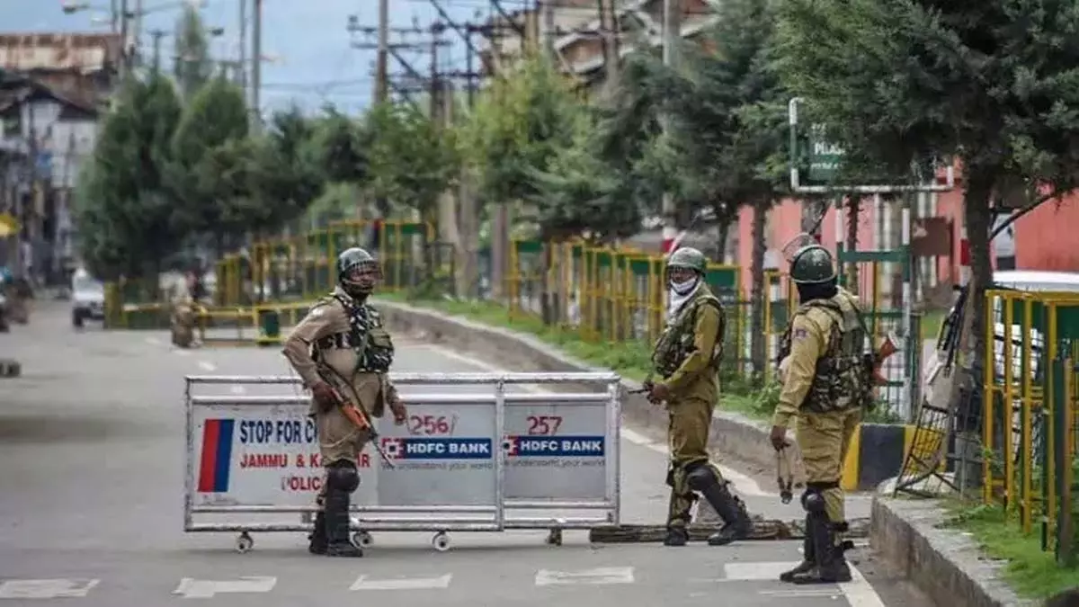 कश्मीर के कुलगाम में पुलिस ने जमात-ए-इस्लामी पर हमला किया कश्मीर के कुलगाम में पुलिस ने जमात-ए-इस्लामी पर हमला किया