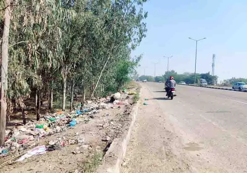 Amritsar बाईपास रोड पर कूड़ा फेंकने से स्वास्थ्य को खतरा Amritsar बाईपास रोड पर कूड़ा फेंकने से स्वास्थ्य को खतरा