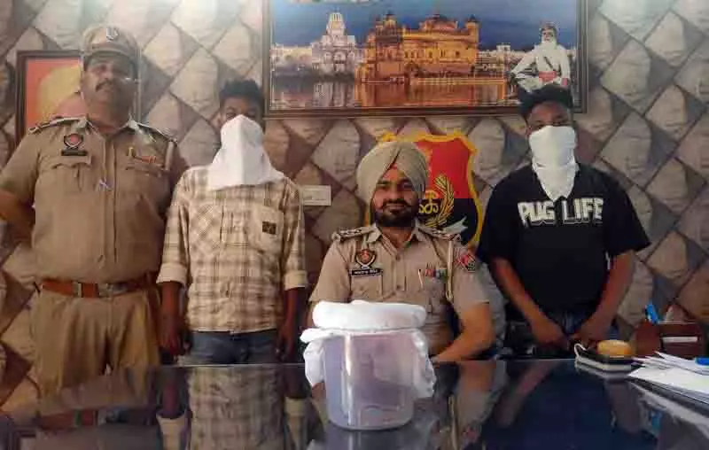 Amritsar: अवैध पिस्तौल और पांच गोलियों के साथ दो लोग गिरफ्तार Amritsar: अवैध पिस्तौल और पांच गोलियों के साथ दो लोग गिरफ्तार