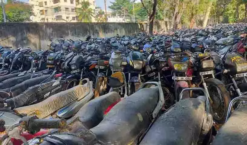 Cyberabad police 357 लावारिस वाहनों की नीलामी करेगी Cyberabad police 357 लावारिस वाहनों की नीलामी करेगी