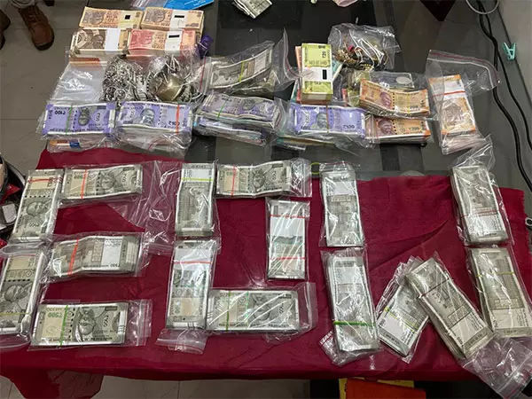 बैंक गबन मामले में ACB ने कई स्थानों पर छापेमारी की बैंक गबन मामले में ACB ने कई स्थानों पर छापेमारी की