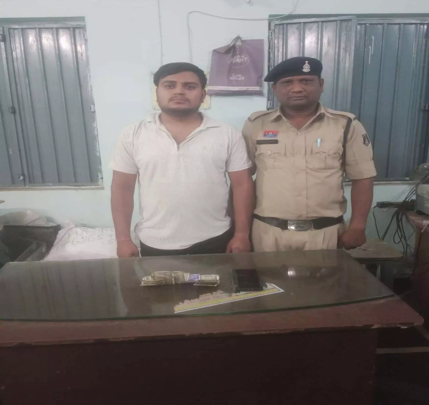 Raipur Breaking: ऑनलाइन सट्टे पर तेलीबांधा टीआई की त्वरित कार्रवाई, आरोपी गिरफ्तार Raipur Breaking: ऑनलाइन सट्टे पर तेलीबांधा टीआई की त्वरित कार्रवाई, आरोपी गिरफ्तार