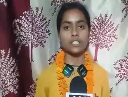 तमाम मुश्किलों के बावजूद ऑटो चालक की बेटी रोशनी कुमारी ने Bihar में 12वीं की परीक्षा में किया टॉप तमाम मुश्किलों के बावजूद ऑटो चालक की बेटी रोशनी कुमारी ने Bihar में 12वीं की परीक्षा में किया टॉप