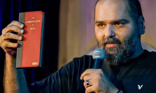 कॉमेडियन के शब्दों के लिए किसी आयोजन स्थल पर हमला करना मूर्खतापूर्ण : कुणाल कामरा कॉमेडियन के शब्दों के लिए किसी आयोजन स्थल पर हमला करना मूर्खतापूर्ण : कुणाल कामरा