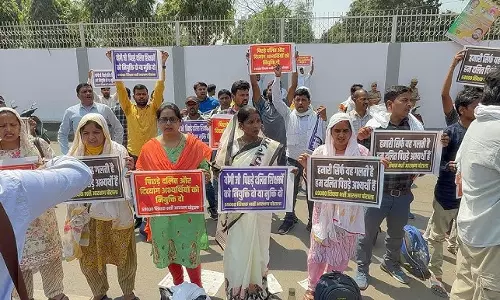 Lucknow: अभ्यर्थियों ने बेसिक शिक्षा मंत्री के आवास का घेराव किया
